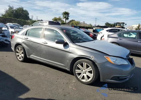 2013 Chrysler 200 Lx z USA, uszkodzony, nr VIN 1C3CCBAB3DN647246